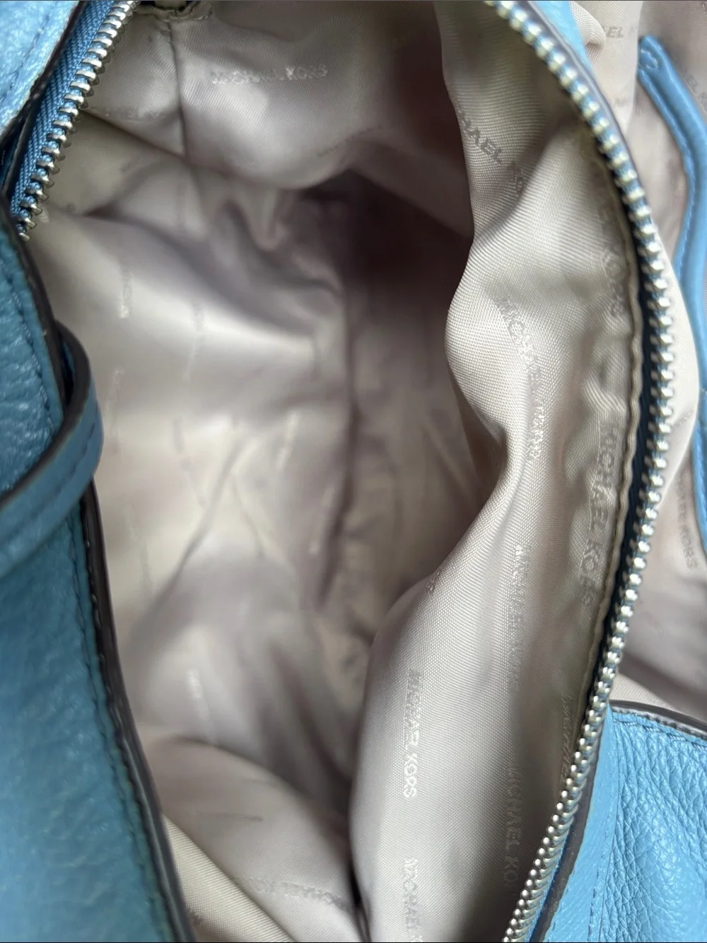 Michael Kors Blue Pebbled Leather Bag Beautiful 🤩 Dustbag included.